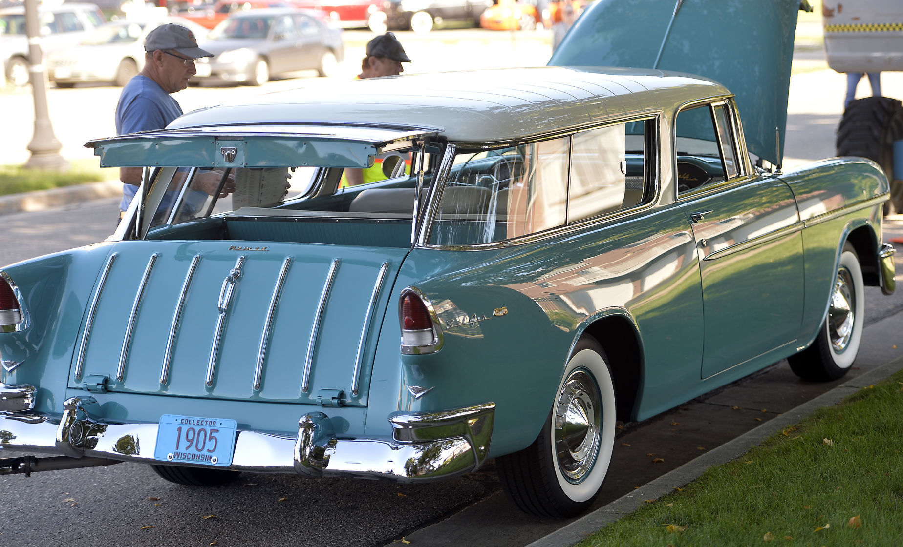 CLASSIC CRUISE IN CAR SHOW
